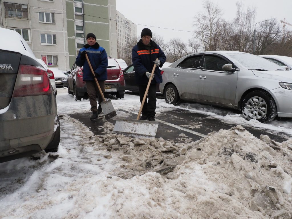 Уборка снега. Фото: Ольга Чумаченко